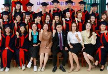 Xét tuyển Cao đẳng tiếng Trung Quốc Sinh viên tại lễ tốt nghiệp chụp ảnh lưu niệm