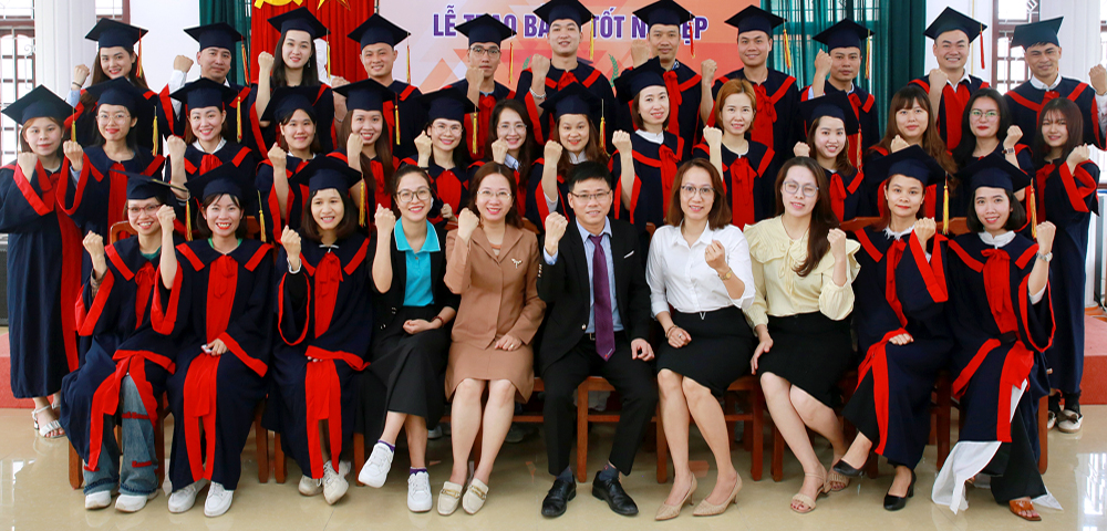 Sinh viên tại lễ tốt nghiệp chụp ảnh lưu niệm