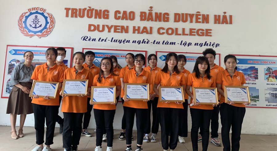 Sinh viên ngành Tiếng Hàn Quốc nhận giấy khen thưởng