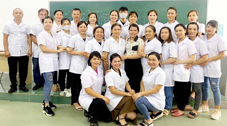 Học viên tham gia khóa học xoa bóp bấm huyệt