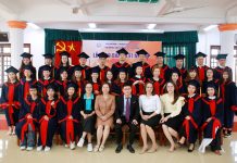 Lợi ích của việc đi du học có thể bạn chưa ? Sinh viên tốt nghiệp chụp ảnh lưu niệm